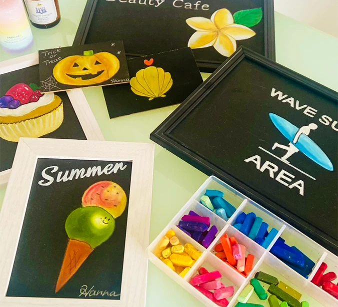 「Beauty Cafe」のチョークアート看板とキャンドル
